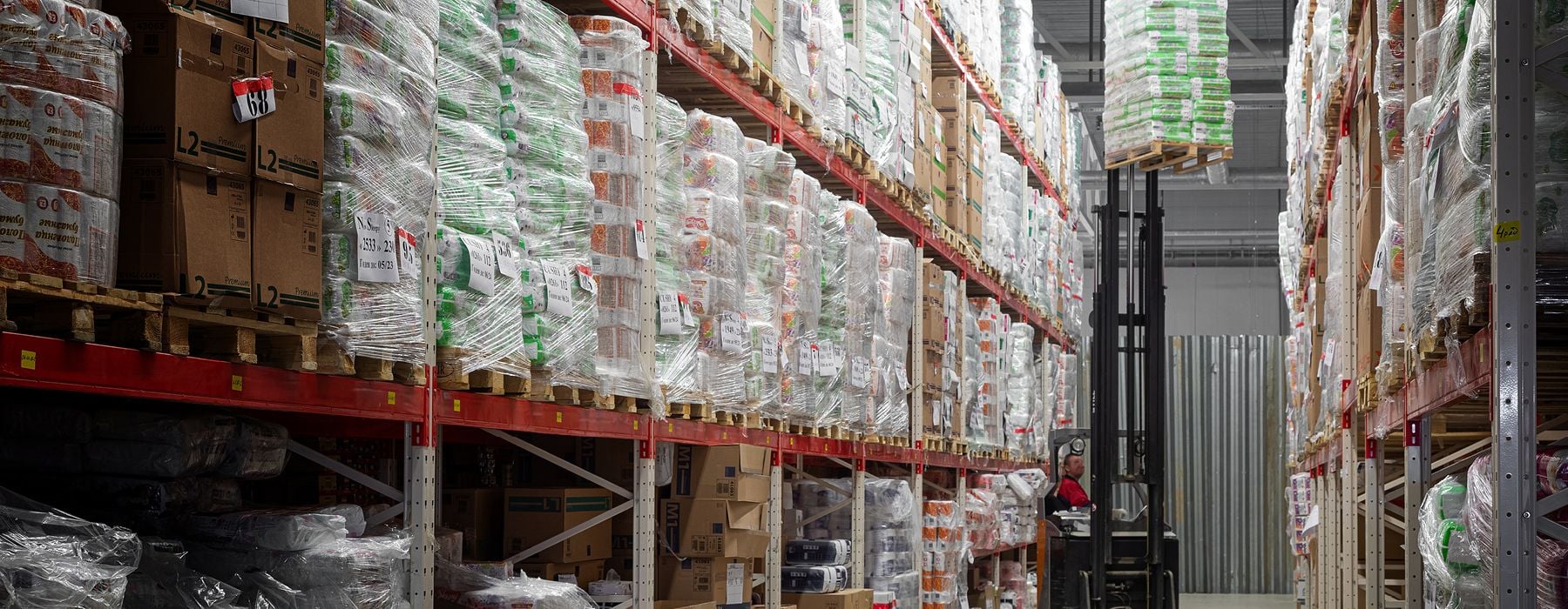 Image of stocked pallets in an industrial warehouse